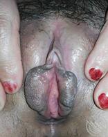 分享在手机里发现的47岁骚逼守寡亲妈的艳照