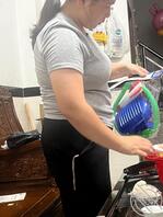 农村妇女的着装包的严严实实的不过奶子是真的大把我给看硬了要是能操一下就好0