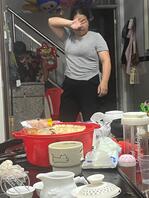 农村妇女的着装包的严严实实的不过奶子是真的大把我给看硬了要是能操一下就好1