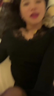 这样的骚少妇到底哪里去找啊，油亮黑丝连体服，好想操她