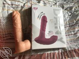 堂嫂已经很久没有性生活了,手里的成人用品又多了2