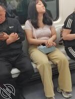地铁上的骚逼人妻1