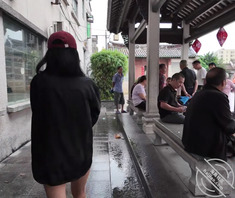 【露出专题】骚逼白天城中村公然露出，大方展示裸体1