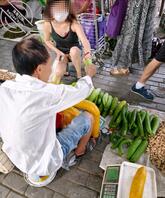 【露出系列】人前露出骚逼让老大爷看1