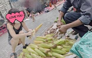 【露出系列】人前露出骚逼让老大爷看2