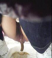 终于偷拍到女同事拉屎撒尿了，逼逼里还留出了白浆。0