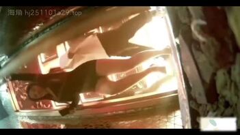 (精品转发)厕拍高跟鞋御姐，尿量惊人还摔倒，蹲厕变坐厕