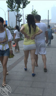 当着你老公的面，近距离拍摄人妻的超短裙大屁股