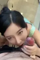 和雅雅在厨房做作业，夫妇随时随地练习爱情 0