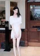 苏州高颜值女神张晨曦与金主性爱视频流出，外纯内骚形象曝光。白天白裙清纯，夜晚透视内衣任由金主玩弄，酒店内被强行深喉及插入，展现服从与羞辱的反差1