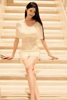 苏州高颜值女神张晨曦与金主性爱视频流出，外纯内骚形象曝光。白天白裙清纯，夜晚透视内衣任由金主玩弄，酒店内被强行深喉及插入，展现服从与羞辱的反差2