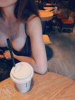 就喜欢把逼露出来---小姐姐奶茶店里大胆露出，除了有奶茶，还有奶和逼0
