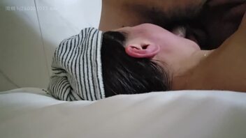 这个时候她老公还没回来，我们去一个澡堂的单间偷情，，必须内射她。。