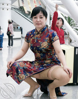 王炸绿母任务，偷录我的丝袜教师骚妈被网调，绿母儿听着妈妈被调教录音喷精0