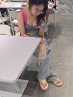 现在的女大学生都好骚，喜欢露奶给别人看1