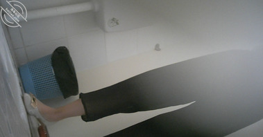 【免费福利】美女少妇上厕所露脸被拍，一边拉屎一边玩手机2