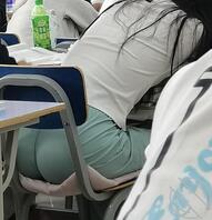 偷拍黑长直妹子的大屁股和白袜骚脚，大家都来意淫她1