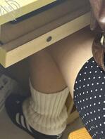 偷拍坐我边上的骚货同学，第一次拍还请大神指教，未来想抄她底