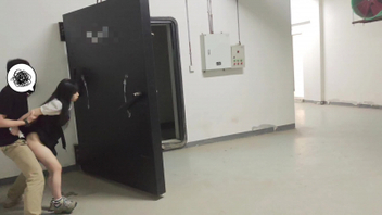 二刷经典机位干喷留下母狗的气味