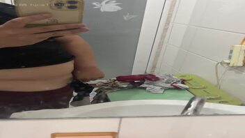 骚逼亲姐刚脱下来的丝袜 直接打飞机给它填满