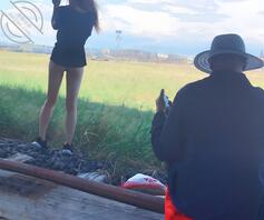 就喜欢把逼露出来---当着大爷的面玩露出，背后更是一丝不挂0