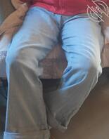 抚摸堂妹的大腿，并拍下照片和视频。（二）1