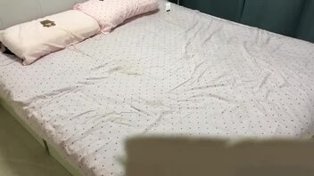 （9）骚逼小姨子喷了两次，没忍住内射了