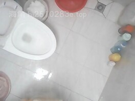 《乱伦》偷拍到老妈洗澡