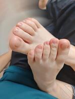 续更 俺女友这样的嫩脚给你们想怎么玩，评论区交流1
