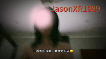 “老公你不要动，你保持。我要高潮了～～～”风骚淫妻骑艺精湛