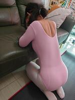 帮女儿练习舞蹈动作2