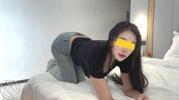 原创:牛仔裤翘臀裤里丝来了,窗前凌辱前凸后翘的极品人妻,多角度爆草内射