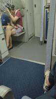 飞机上拍到空姐露底1