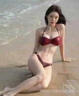 湿漉漉的比基尼，把视觉重心留给泳衣和碧海蓝天0