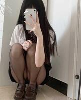 刚成年的妹妹，小穴好嫩啊。还是处女就这么骚，也不知道谁会给她破处。2