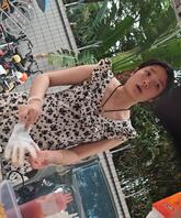 东莞厂门口遇到素颜美女摆摊