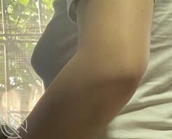 小姨子这个骚逼没穿内衣在客厅走来走去1