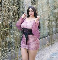 白胖丫头，把衣服撑得大大的合理