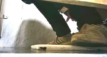 陌生人看着老婆裸照，撸的很起劲