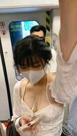 我认真的看认真看手机的姑娘 哈哈