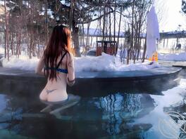 就喜欢把逼露出来---泡温泉不？超级大胆的小姐姐脱光了泡温泉0