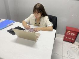 深夜舅妈公司露出（这么大的人了还光屁股到处跑）0