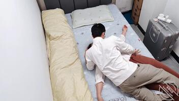 【原创视频】洗脸老师一个月没被她老公艹了，大姨妈刚走就被我抢先一步操