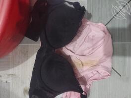 用妈妈的骚内衣内裤打胶，好想操妈妈的大骚屄0