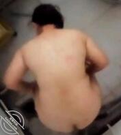 偷拍骚母狗妈妈洗澡再用她的奶罩手淫,海友们快来意淫骚妈妈辱骂她0