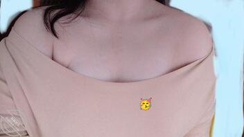 天冷衣服增厚，里面真空没内衣胸部走路一颠一颠的1