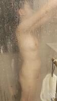 女友沐浴偷拍，分享美丽身体1