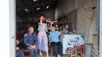 【露出专题】骚逼到村子里小卖部给大爷们欣赏奶子和黑森林