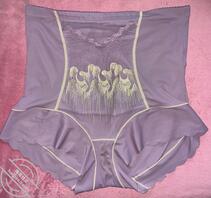 现在姑妈是一天换一条内裤，很新鲜很美味0