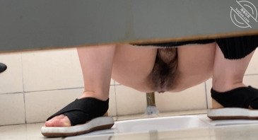 撞见我从女厕出来的科室大姐反被我偷拍2